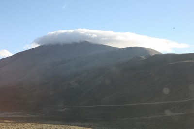 青藏高原南部戈壁沙地上云没山巅